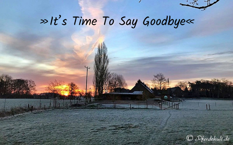 Winterkoppeln und Pferdehof im Winter bei Sonnenuntergang